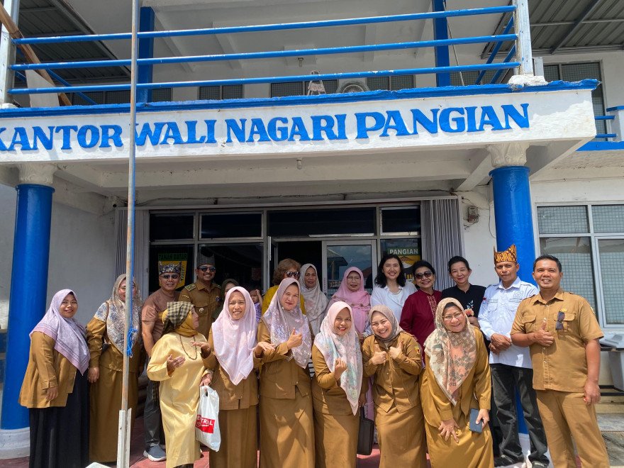 bangkitkan-semangat-wirausaha,-christine-hakim-motivasi-pelaku-umkm-di-nagari-pangian