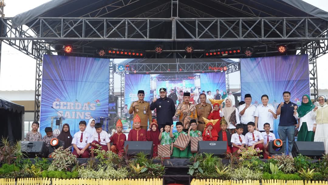 pasar-raya-fase-vii-jadi-panggung-adu-ilmu-siswa-sd-dan-smp-se-kota-padang