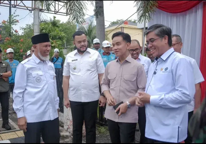 wako-padang-dampingi-wapres-gibran-tinjau-penyaluran-bsu