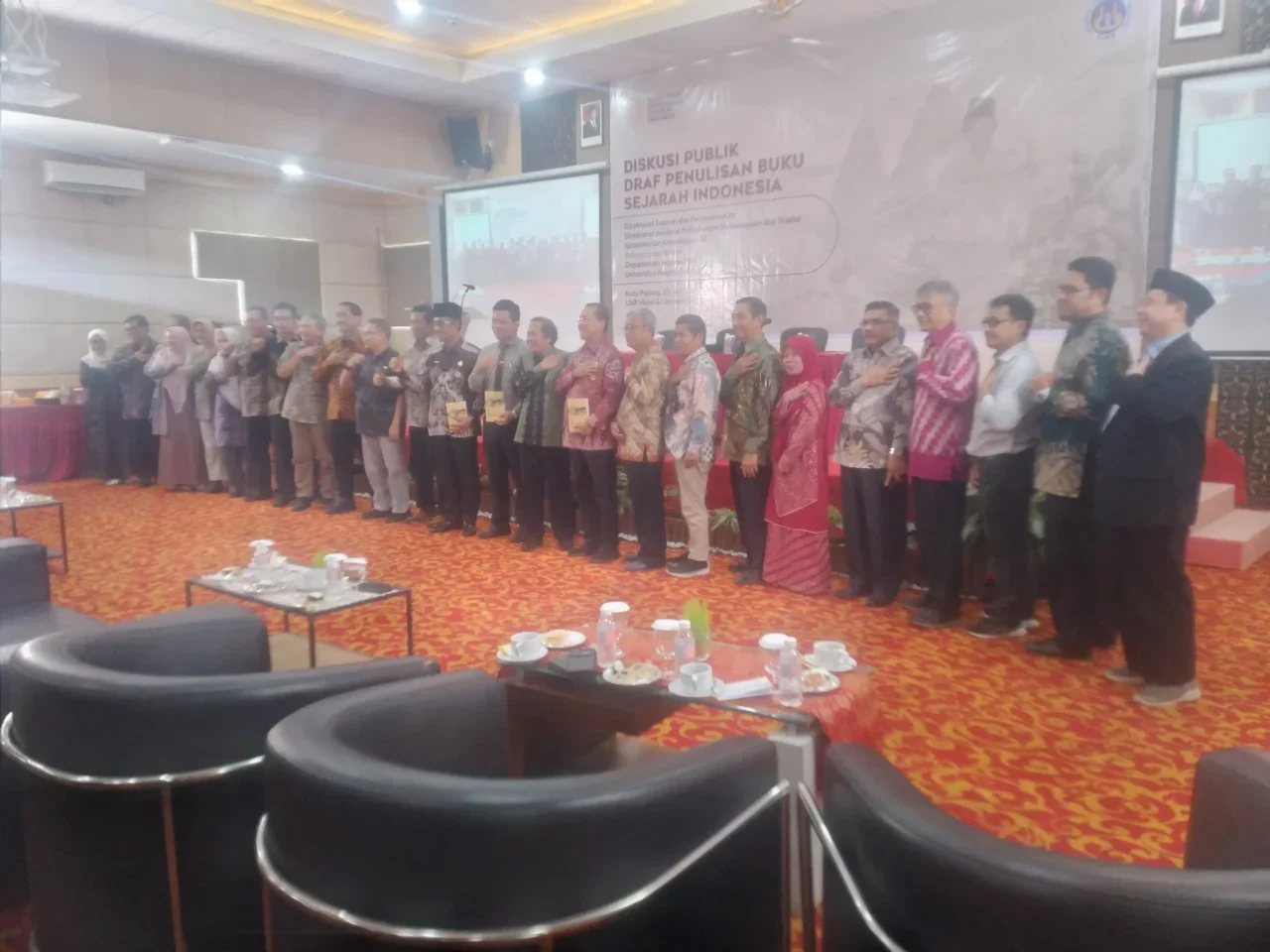 draf-buku-sejarah-indonesia-didiskusikan-oleh-para-penulis-dengan-sejarawan,-guru-dan-dosen-sejarah-serta-pers-sumbar.