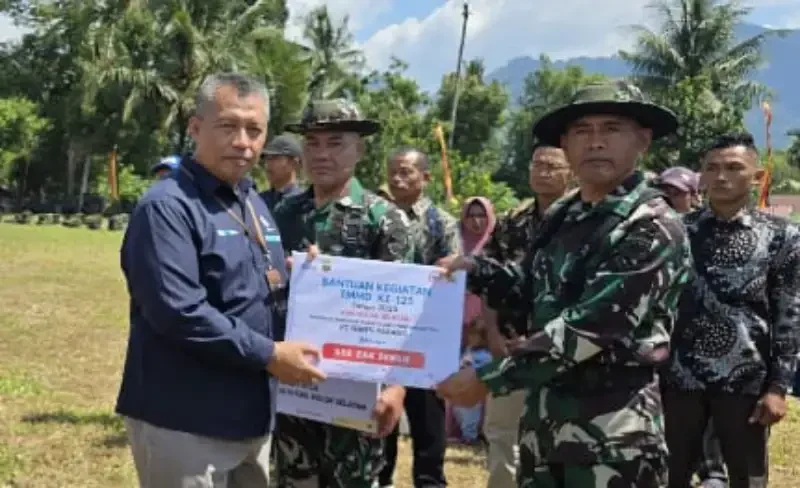 gotong-royong-di-tmmd-125:-tni,-warga,-dan-semen-padang-bangun-desa-di-solok-selatan