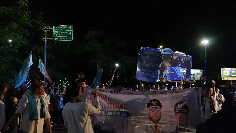 ribuan-warga-kota-padang-saksikan-pawai-telong-telong