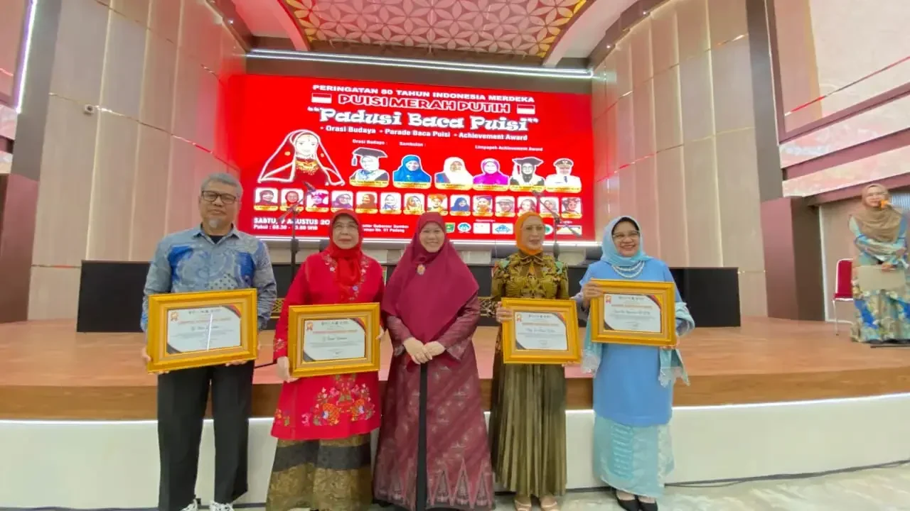 empat-tokoh-perempuan-sumbar-terima-limpapeh-achievement-award