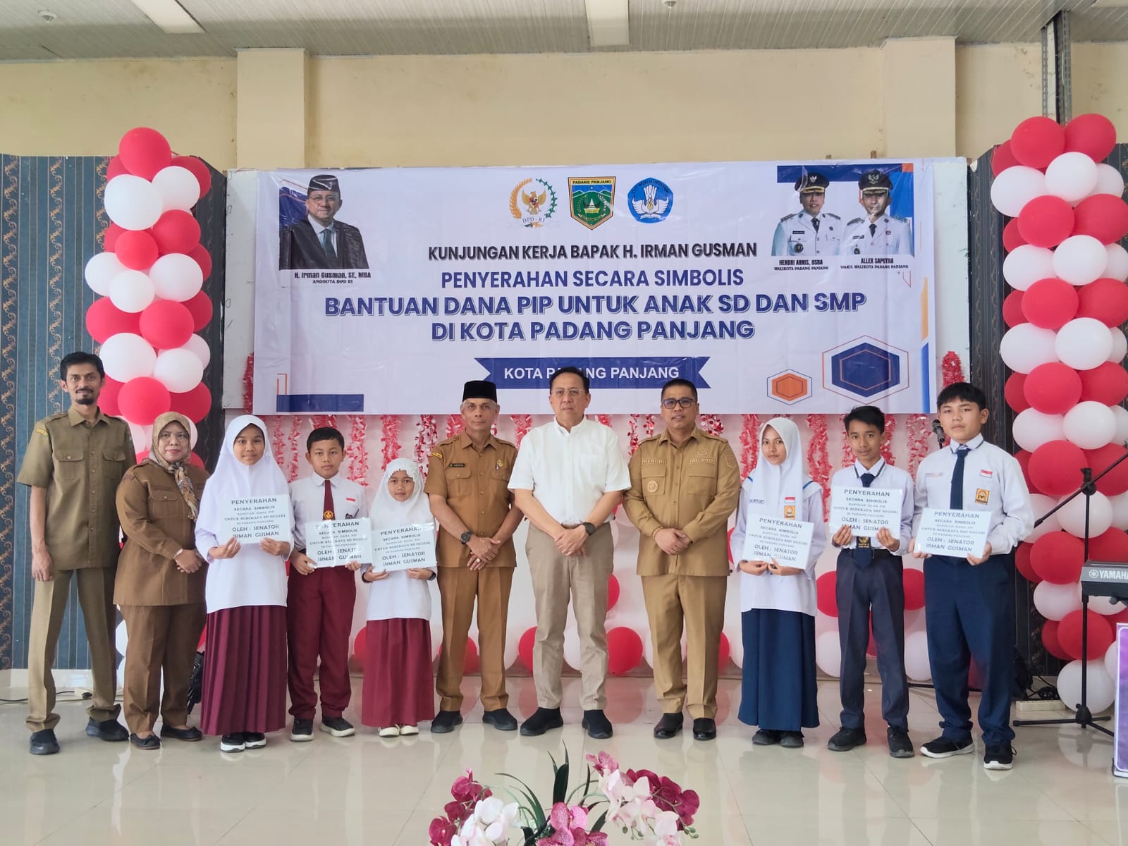 irman-gusman-salurkan-beasiswa-pip-gelombang-ke-2-untuk-437-siswa-sumbar