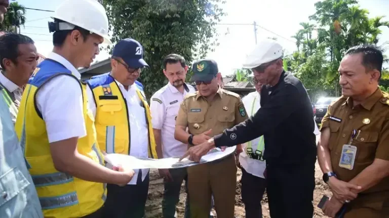 bupati-jka-tinjau-pengerjaan-normalisasi-di-talao-mundam