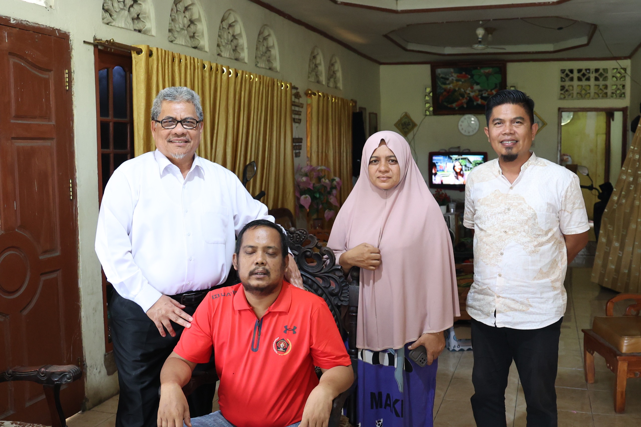 bezuk-jurnalis-zamri-yahya,-ketua-dprd-sumbar-muhidi:-semoga-segera-pulih-dan-kembali-berkarya