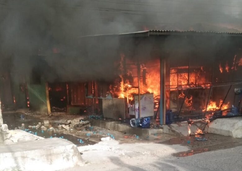 kebakaran-di-lubuk-begalung,-puluhan-rumah-petak-dan-kos-kosan-hangus