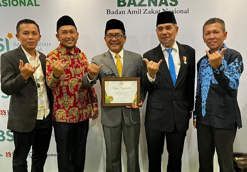 bupati-john-kenedy-azis  raih-baznas-award-2025