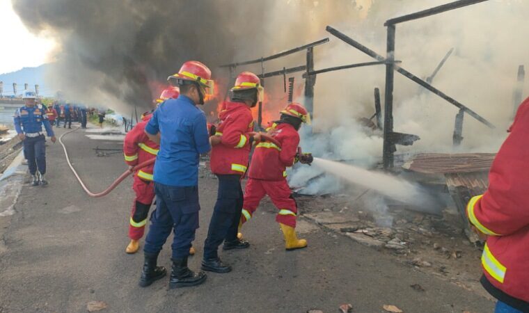 kebakaran-dua-rumah-di-ulak-karang-utara,-kerugian-capai-rp200-juta