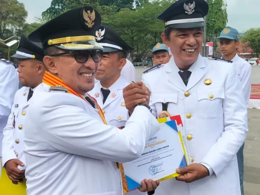 wali-nagari-lubuak-jantan,-mukhlis,-s.pd-terima-penghargaan-dari-bupati-tanah-datar-atas-inovasi-"simak-mak-umah"