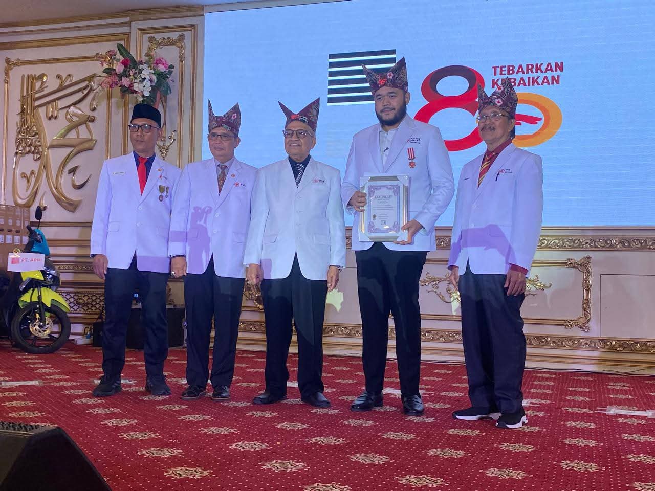 hut-pmi-ke-80,-wako-fadly-amran-dianugerahi-lencana-jasa-pratama