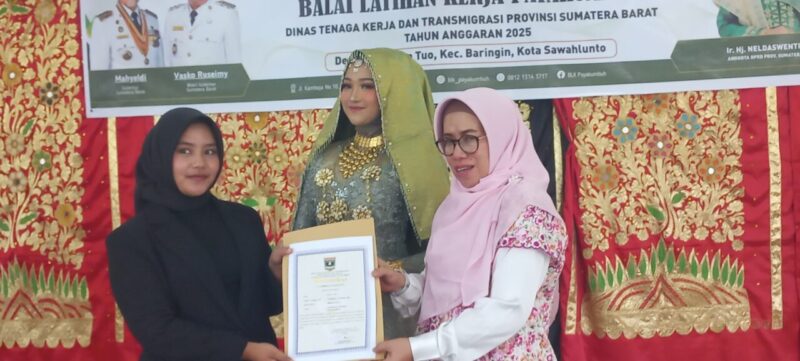 anggota-dprd-sumbar-neldaswenti-tutup-pelatihan-tata-rias-kecantikan