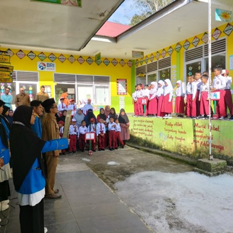 mahasiswa-kkn-uin-mahmud-yunus-batusangkar-menjadi-pelaksana-upacara-bendera-di-sdn-08-lubuak-jantan