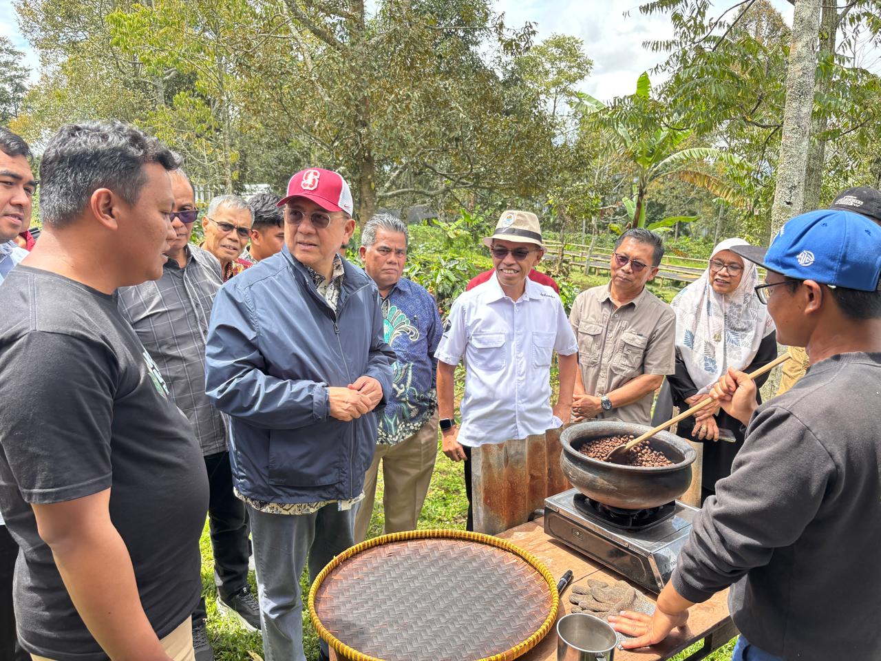 irman-gusman-nikmati-kopi-lasi-reborn:-rasanya-tak-kalah-dari-starbucks
