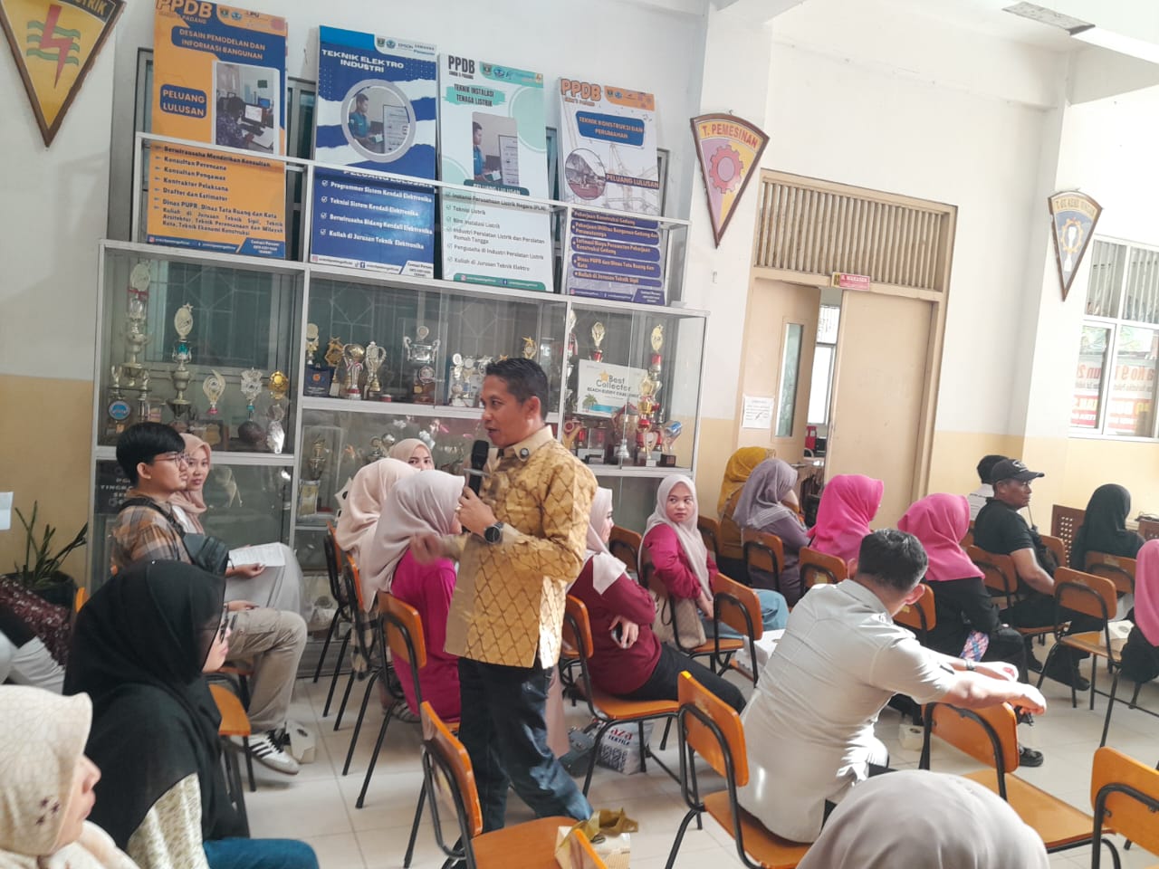 evi-yandri-rajo-budiman-sosialisasikan-perda-pencegahan-narkotika-pada-guru-sma-dan-sma-di-padang