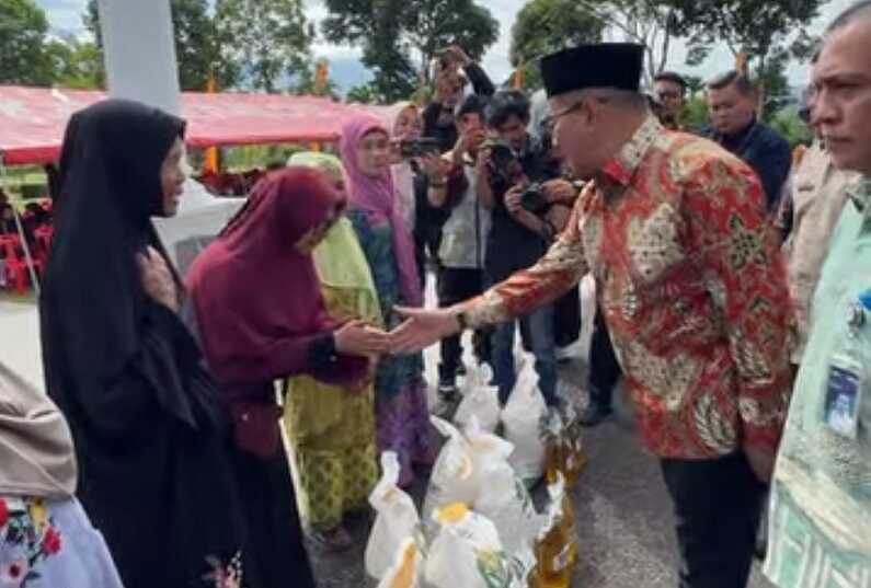 pemko-bukittinggi-dan-bulog-salurkan-bantuan-pangan