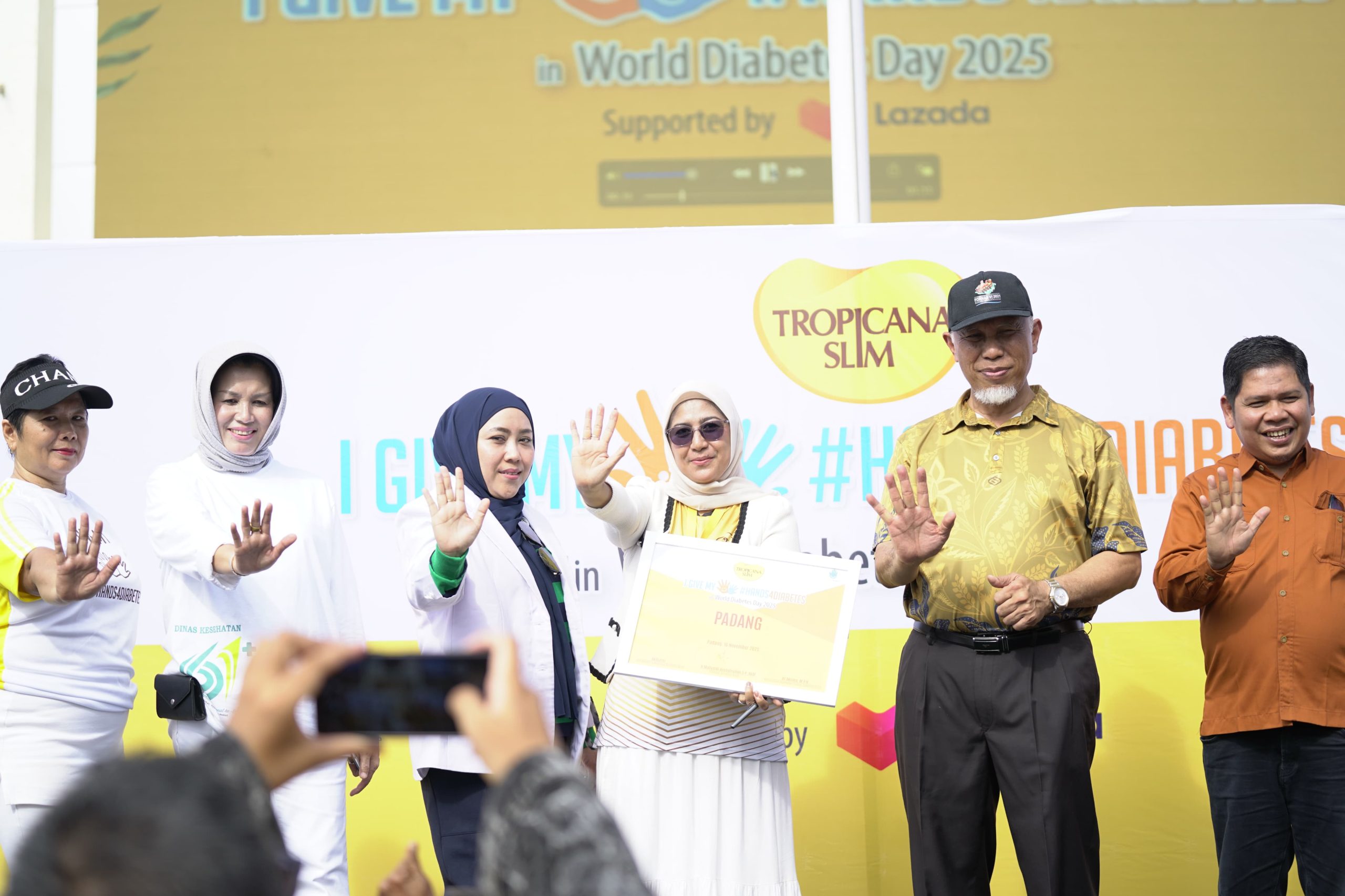 senam-sehat-world-diabetes-day-2025,-gubernur-mahyeldi-ajak-warga-ubah-pola-hidup