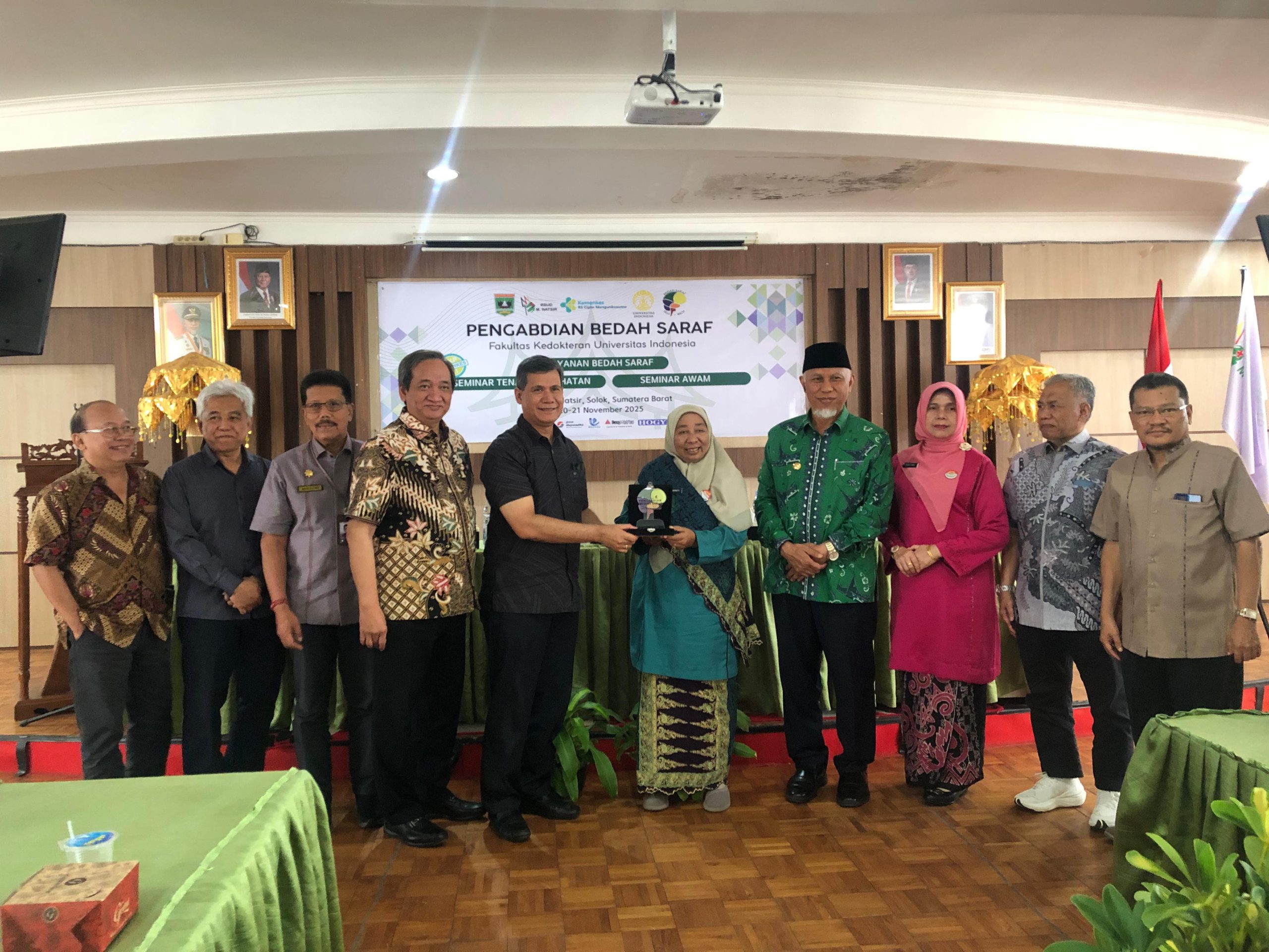 gubernur-mahyeldi-sambut-baik-pengabdian-bedah-saraf-fkui–rscm-di-rsud-m.-natsir-solok