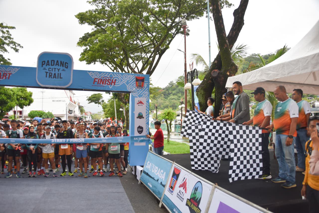 star-di-bawah-jembatan-siti-nurbaya,-fadly-amran-lepas-peserta-padang-city-trail-2025