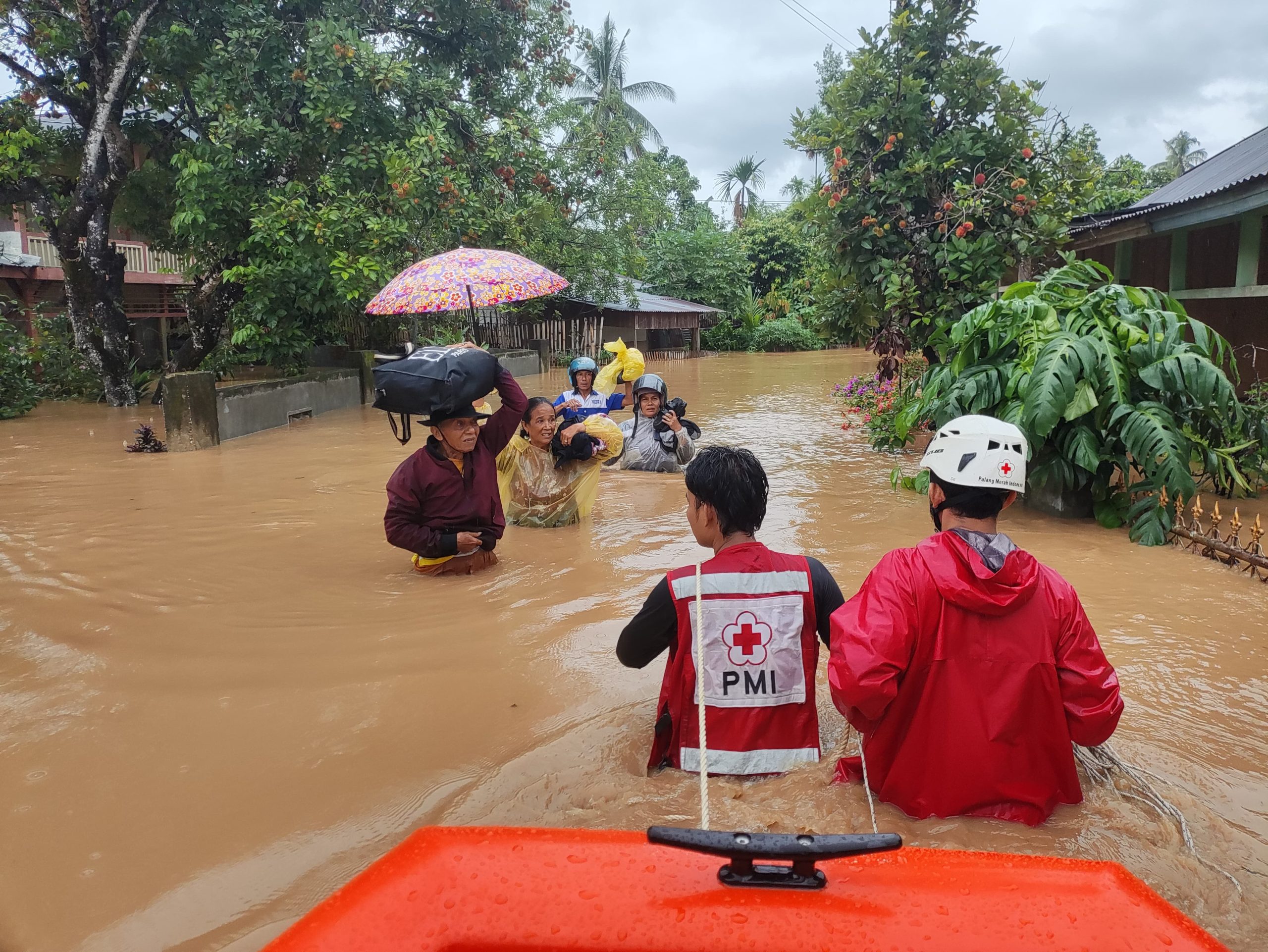 hadang-derasnya-banjir,-relawan-pmi-evakuasi-warga-yang-terjebak-banjir