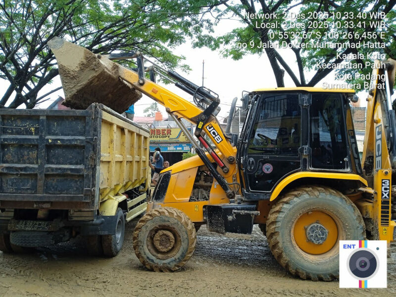 dirikan-posko-di-pauh,-pt-semen-padang-kerahkan-tiga-alat-berat