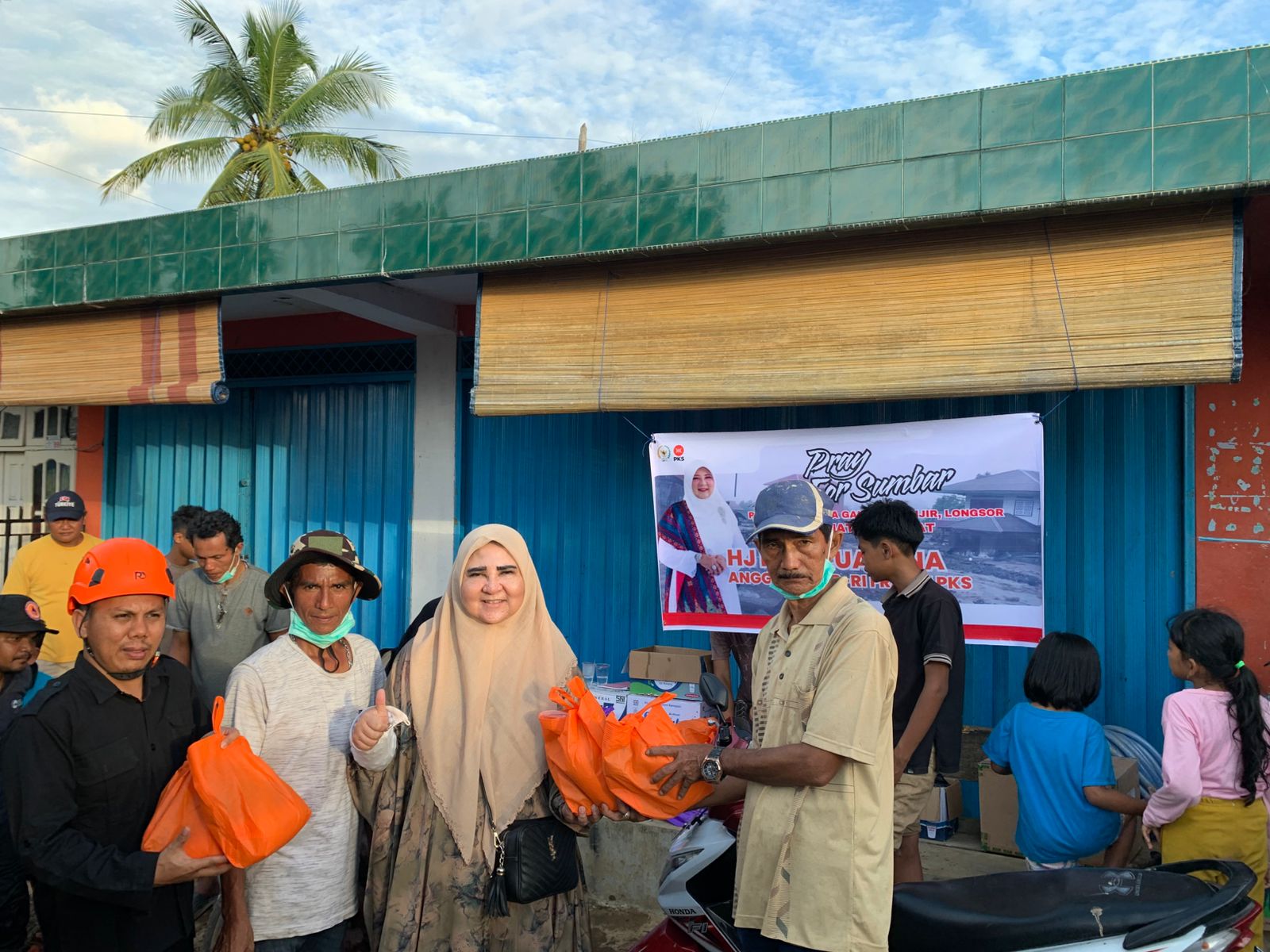 anggota-dpr-ri,-nevi-zuairina,-lanjutkan-beri-bantuan-korban-bencana-ke-kabupaten-agam