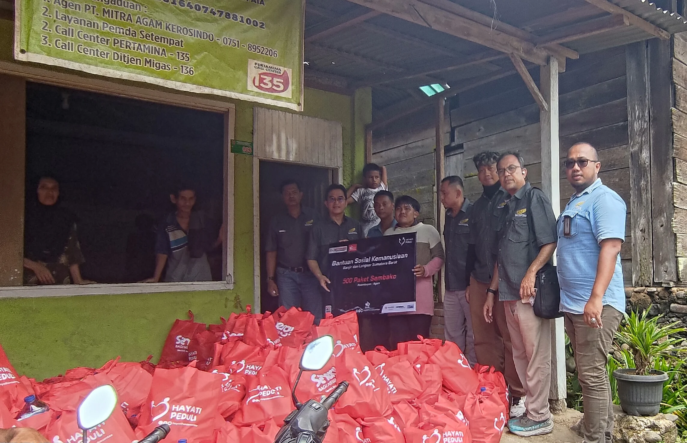 hayati-sigap-salurkan-bantuan-sembako-korban-banjir-palembayan