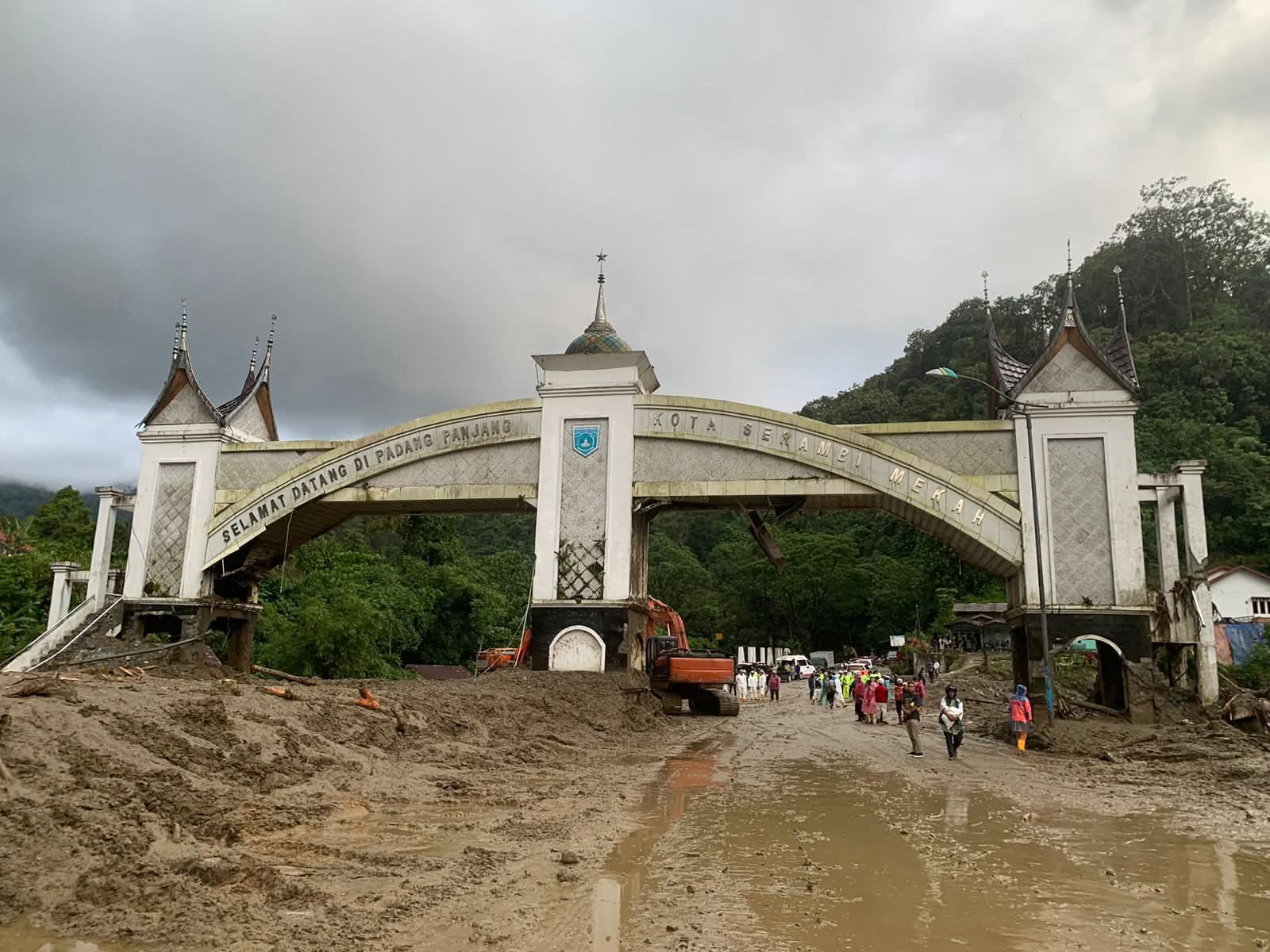 konten-kreator-galang-bantuan,-salurkan-ke-daerah-terisolir-sumbar