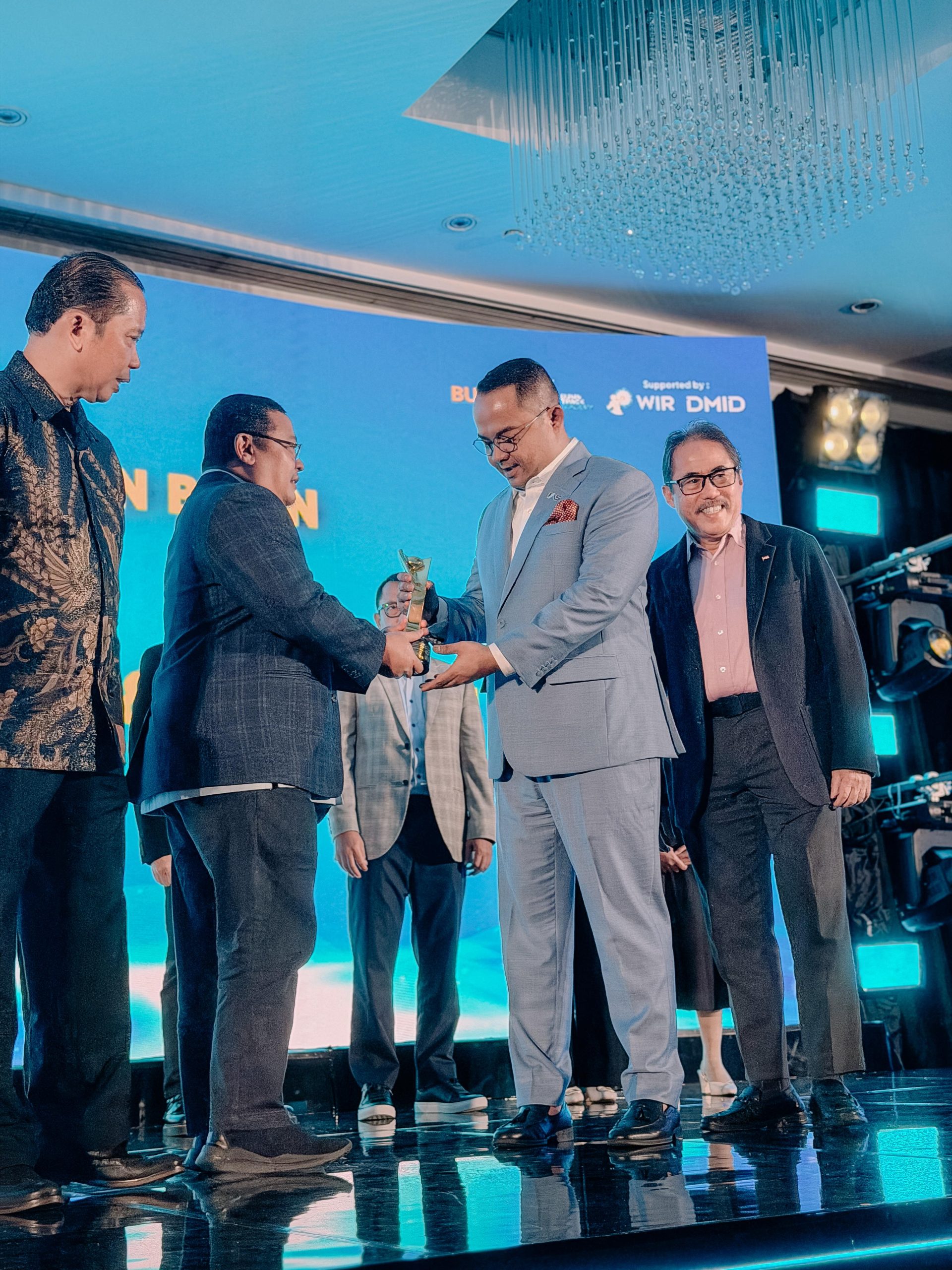 direktur-komersial-injourney-aviation-services-raih-best-cmo-di-ajang-bumn-branding-award
