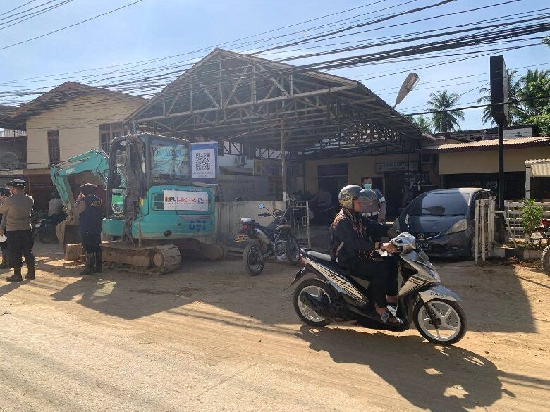 pembersihan-jalan-jalur-dua-ke-kampus-unand-terus-dilakukan