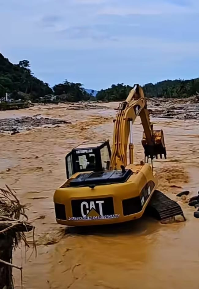 pnp-kerahkan-alat-berat-bantu-korban-banjir-bandang-padang