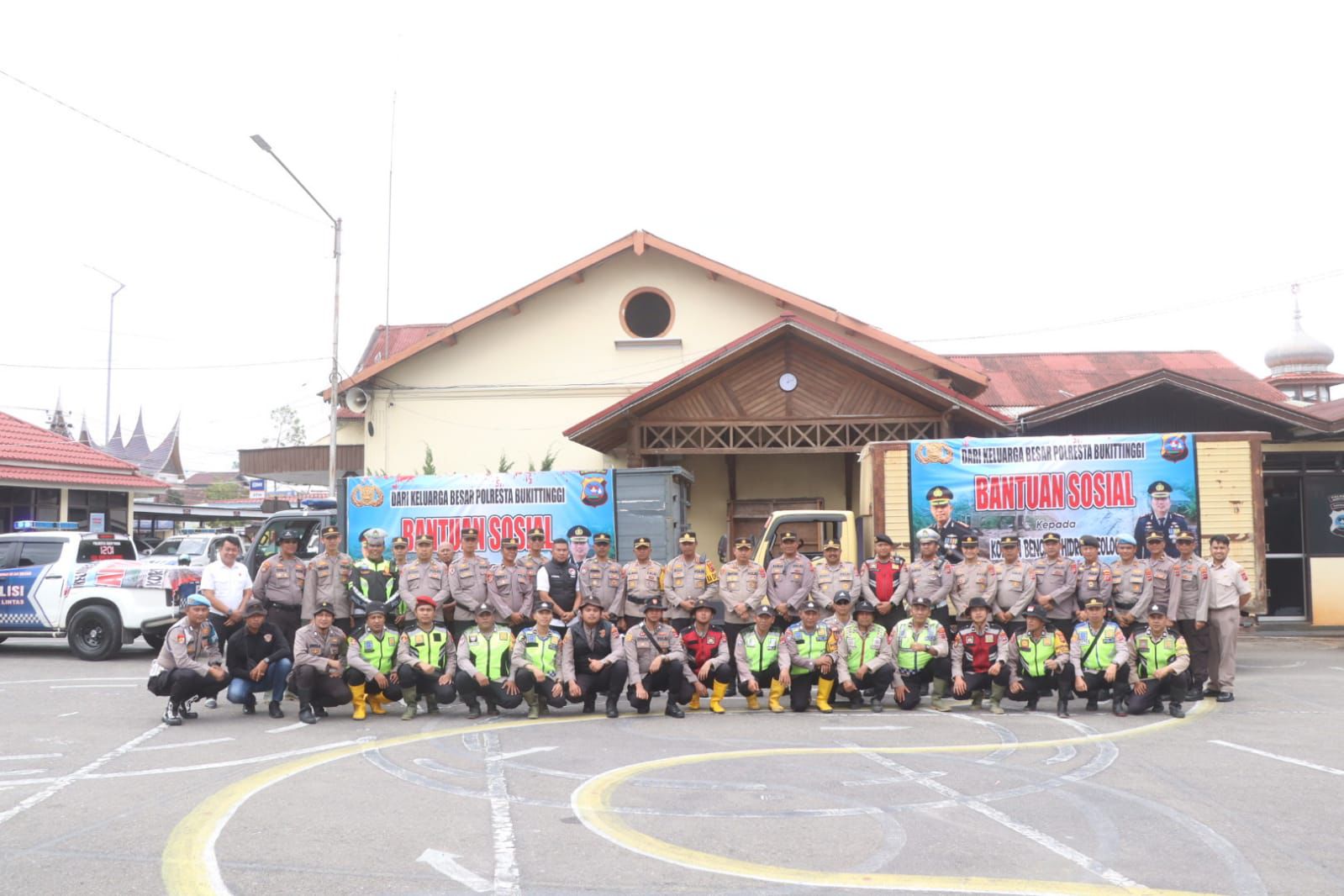 akses-terbuka,-polresta-bukittinggi-terjunkan-personel-dan-bantuan-ke-malalak