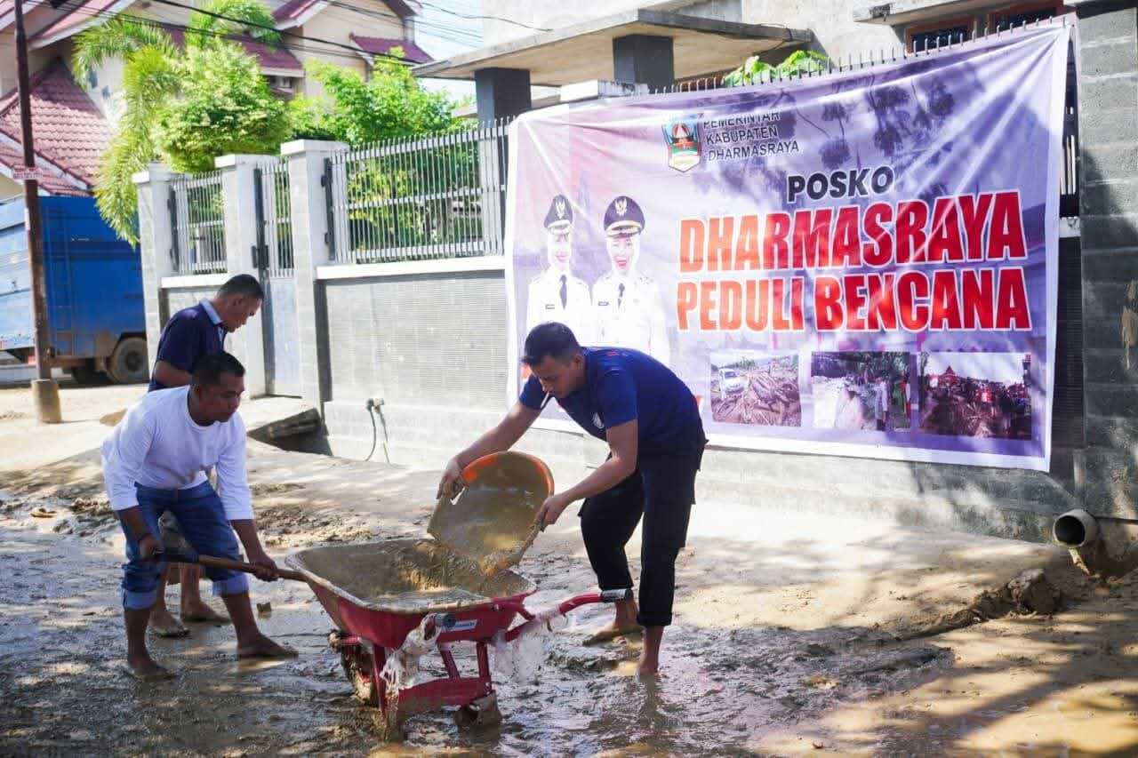 relawan-dharmasraya-bantu-pemulihan-pascabanjir-di-perumahan-taruko-nanggalo-padang