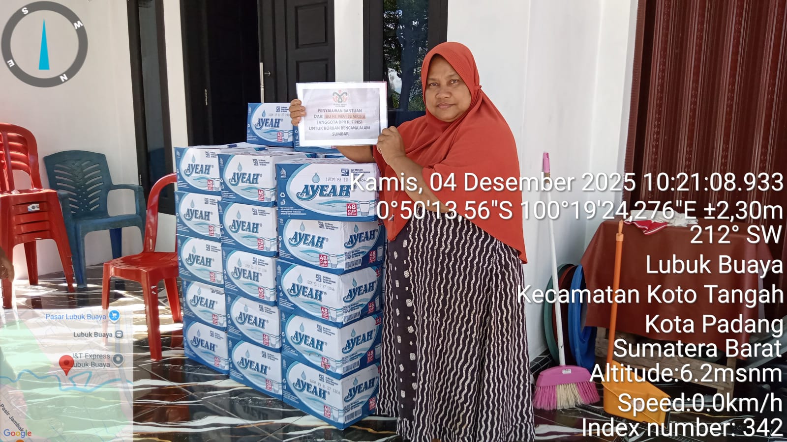 nevi-zuairina-apresiasi-relawan-forum-sehat-koto-tangah-bantu-warga-padang-terdampak-banjir