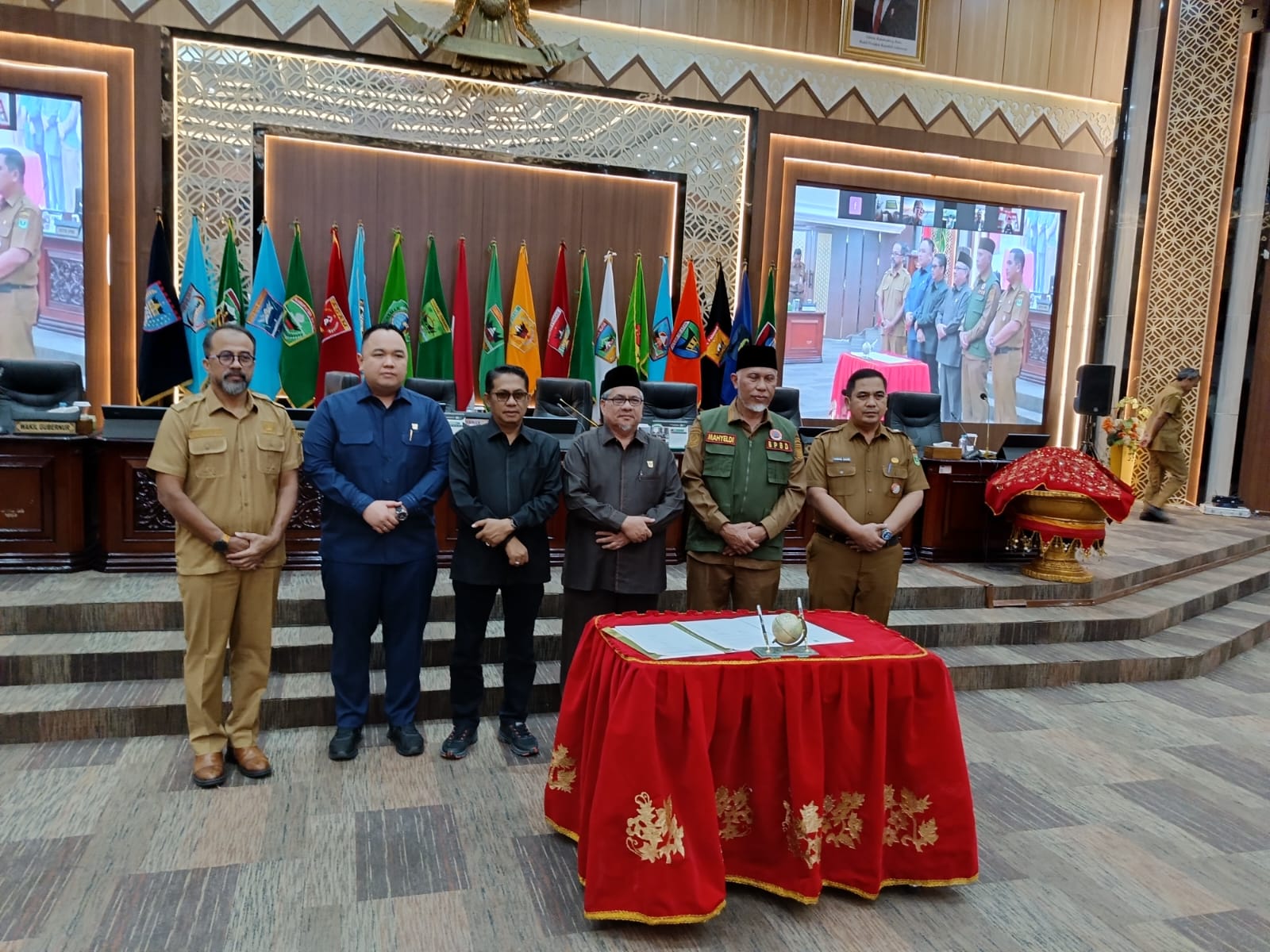 dprd-sumbar-sahkan-perda-kemudahan-berusaha-dan-fasilitasi-pesantren