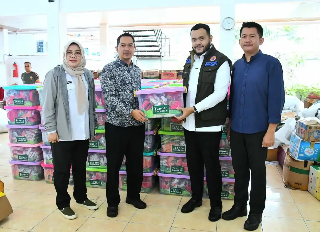 tanoto-foundation-salurkan-300-paket-sembako-untuk-korban-bencana-di-padang