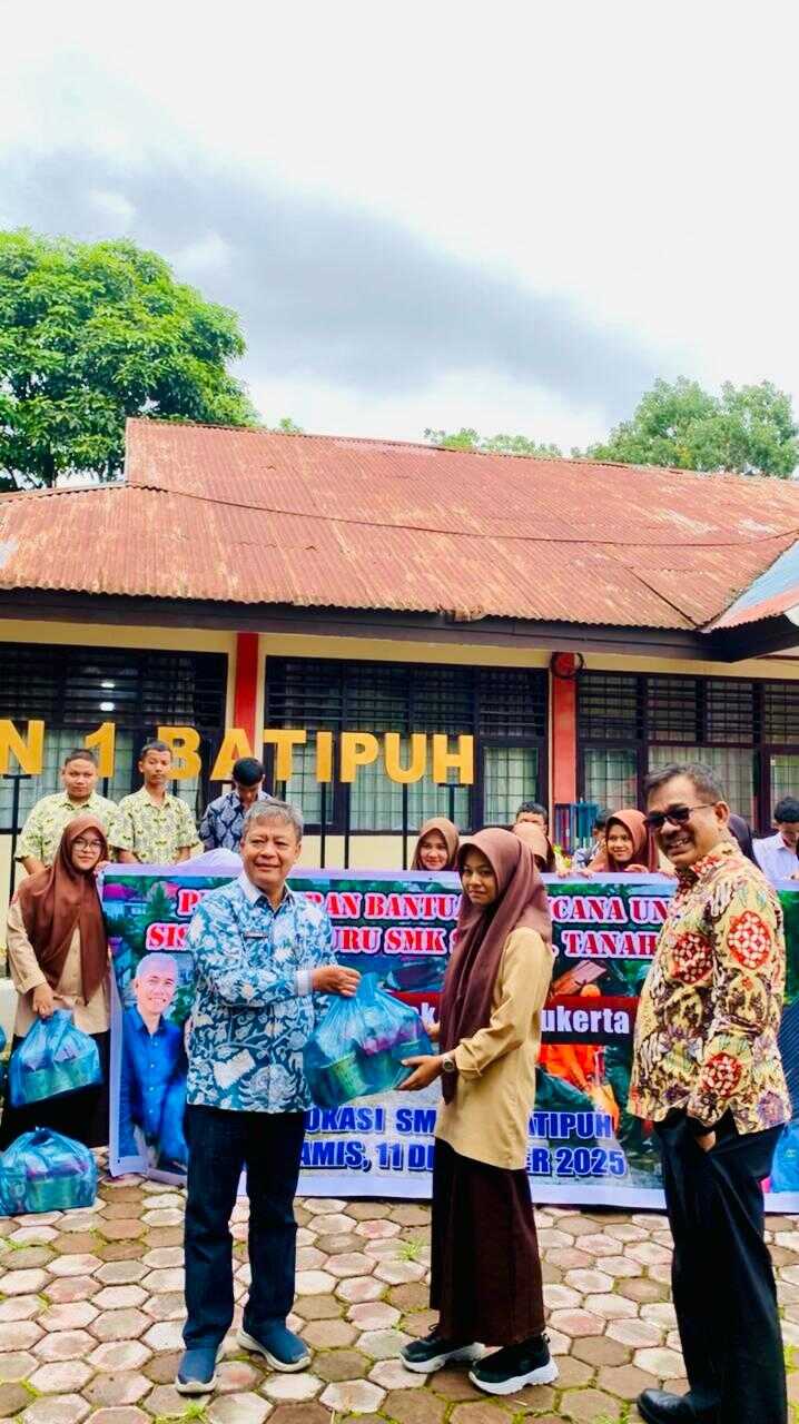 pengusaha-asal-bali-bantu-78-siswa-sma-n-i-batipuh-korban-terdampak-bencana-hidrometeorologi.