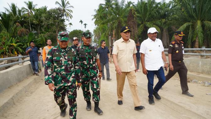 menko-polkam-djamari-chaniago-tinjau-progres-perbaikan-jembatan-di-aceh