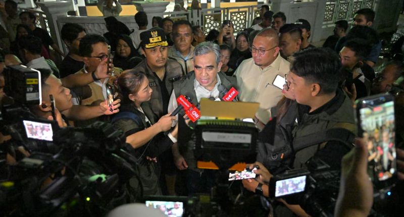 ketua-mpr-tinjau-banjir-padang,-serahkan-bantuan-dua-truk