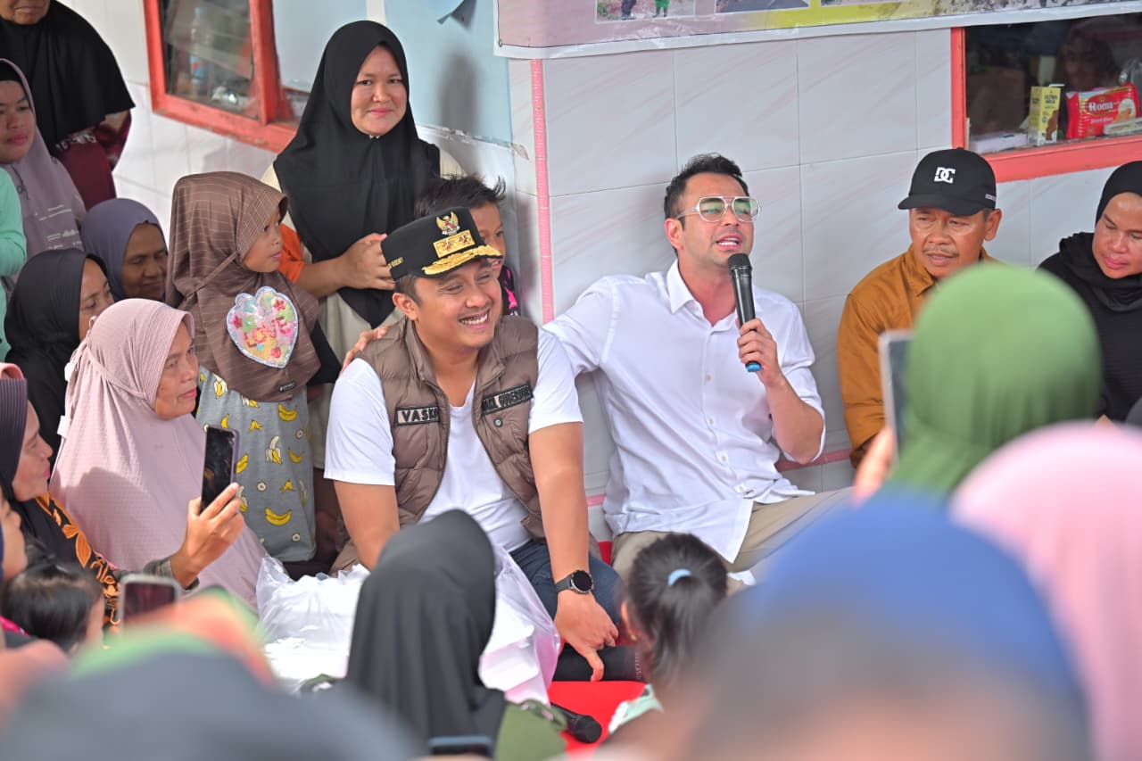 wagub-vasko-dampingi-raffi-ahmad-kunjungi-warga-terdampak-bencana-di-pasie-laweh