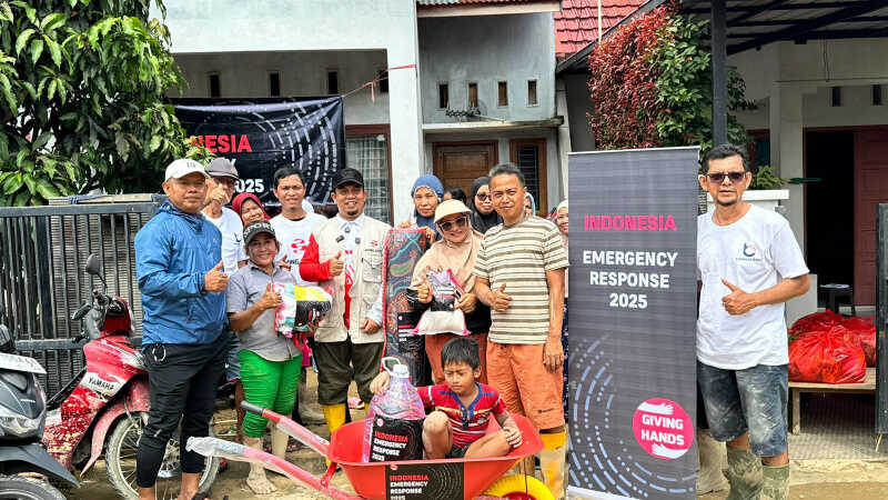 ketua-dprd-padang-muharlion-serahkan-bantuan-untuk-korban-banjir-di-tabing-banda-gadang