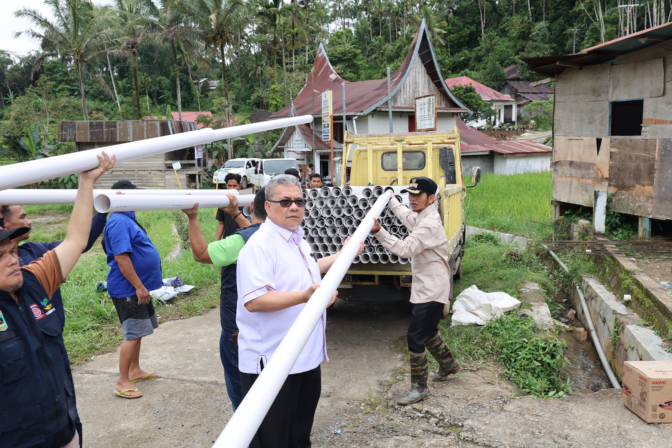 kebutuhan-mendesak,-ketua-dprd-sumbar-bantu-pipa-air-bersih-di-sipinang-palembayan