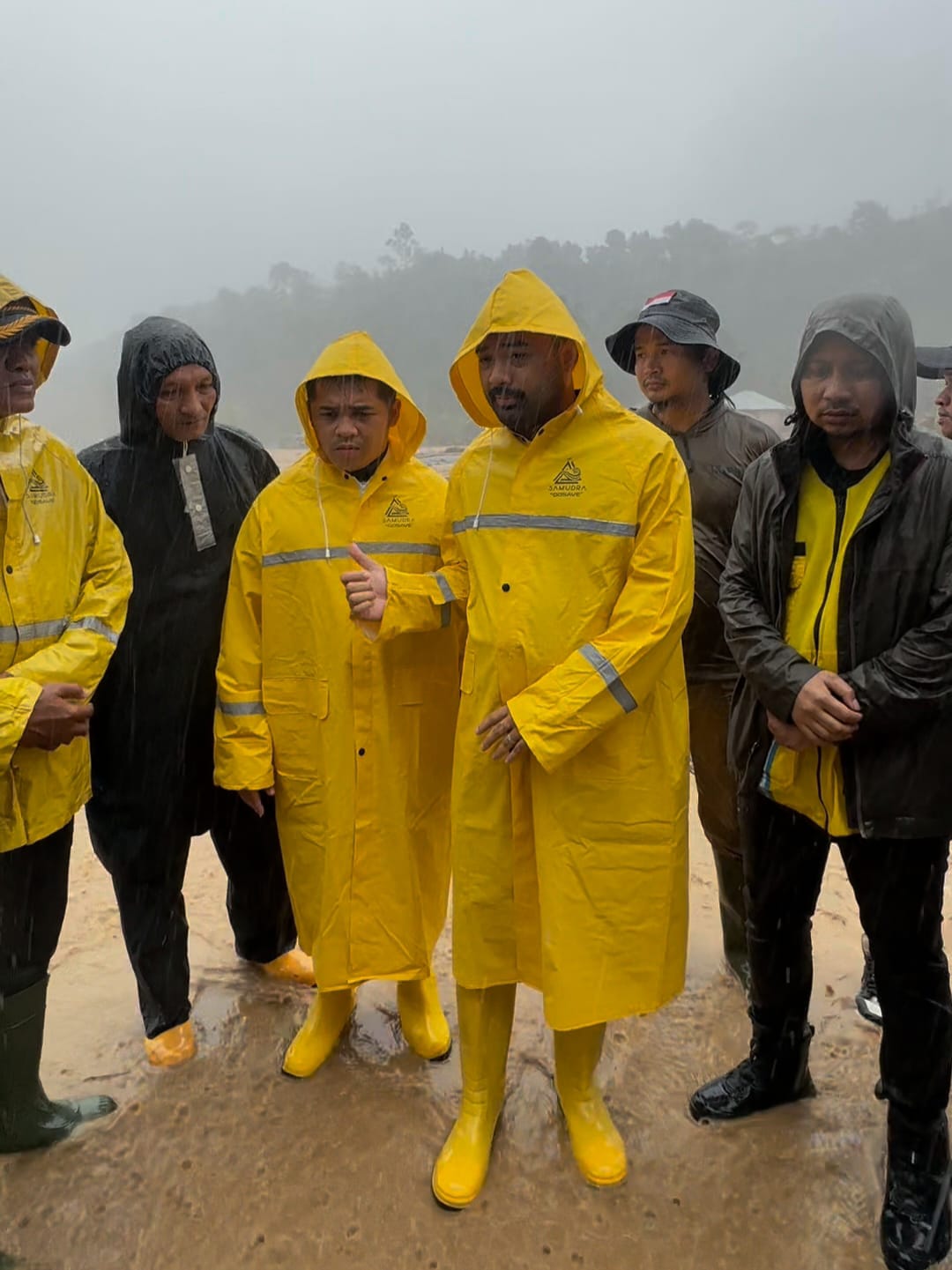 saat-hujan-deras-dan-debit-air-naik,-zigo-rolanda-pantau-pengerjaan-normalisasi-sungai-di-gunung-nago-dan-batu-busuk