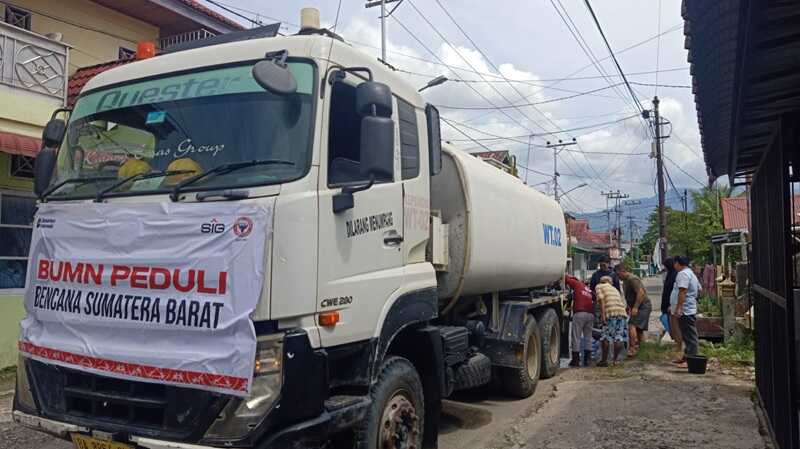 semen-padang-peduli-salurkan-232-ribu-liter-air-bersih-ke-daerah-terdampak-banjir-di-padang