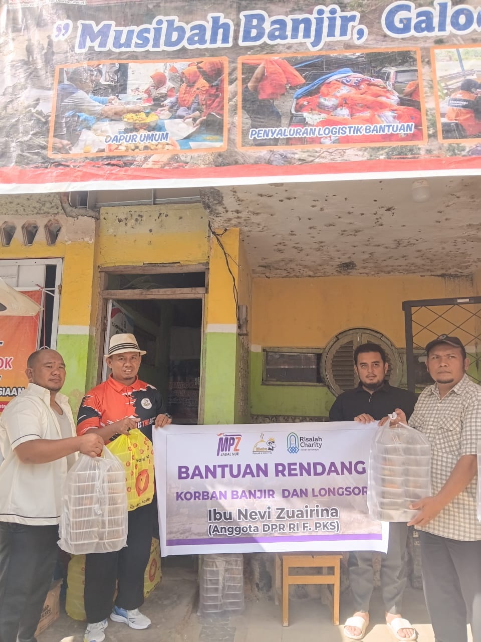nevi-zuairina-salurkan-paket-rendang-untuk-korban-banjir-bandang-di-agam