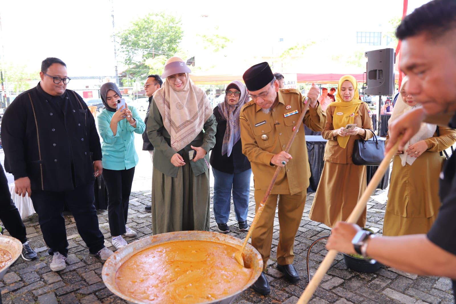 pemko-padang-siapkan-1.500-paket-rendang-untuk-korban-bencana