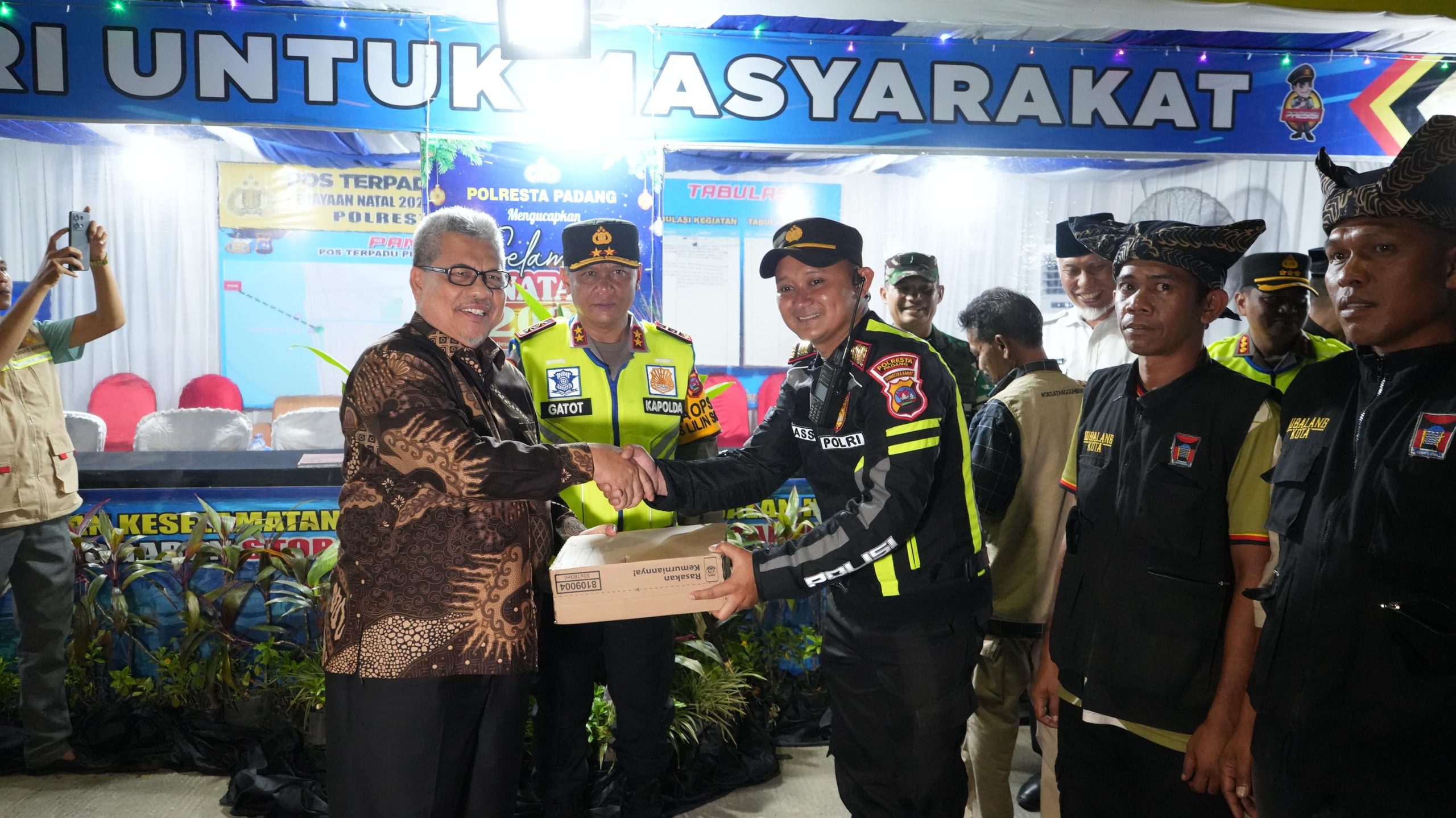 muhidi-bersama-forkopimda-serahkan-makanan-dan-minuman-sehat-untuk-petugas-posko-nataru