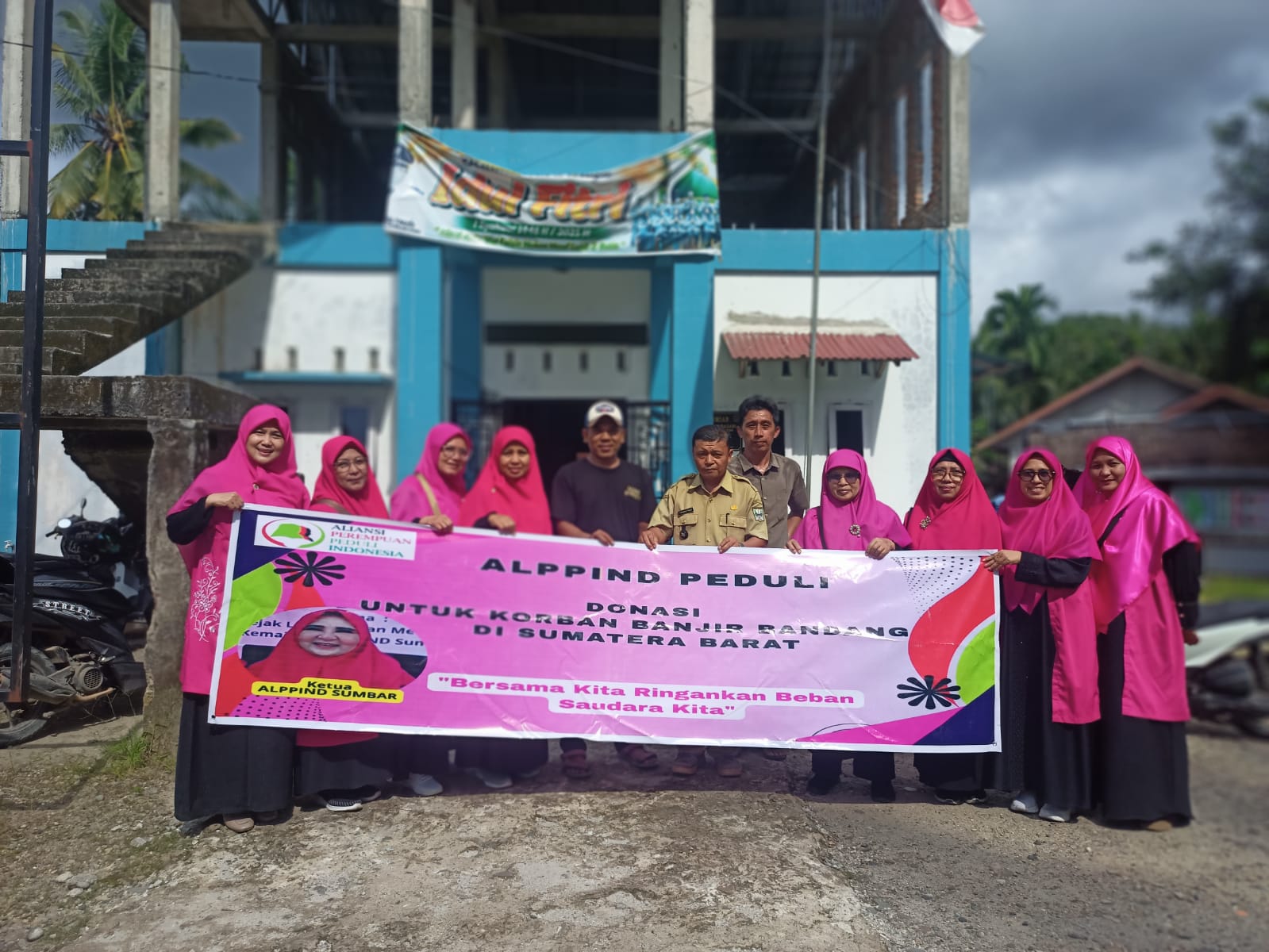 kuatkan-sumbar,-nevi-zuairina-bersama-alppind-susuri-lokasi-galodo-dengan-doa-dan-kepedulian