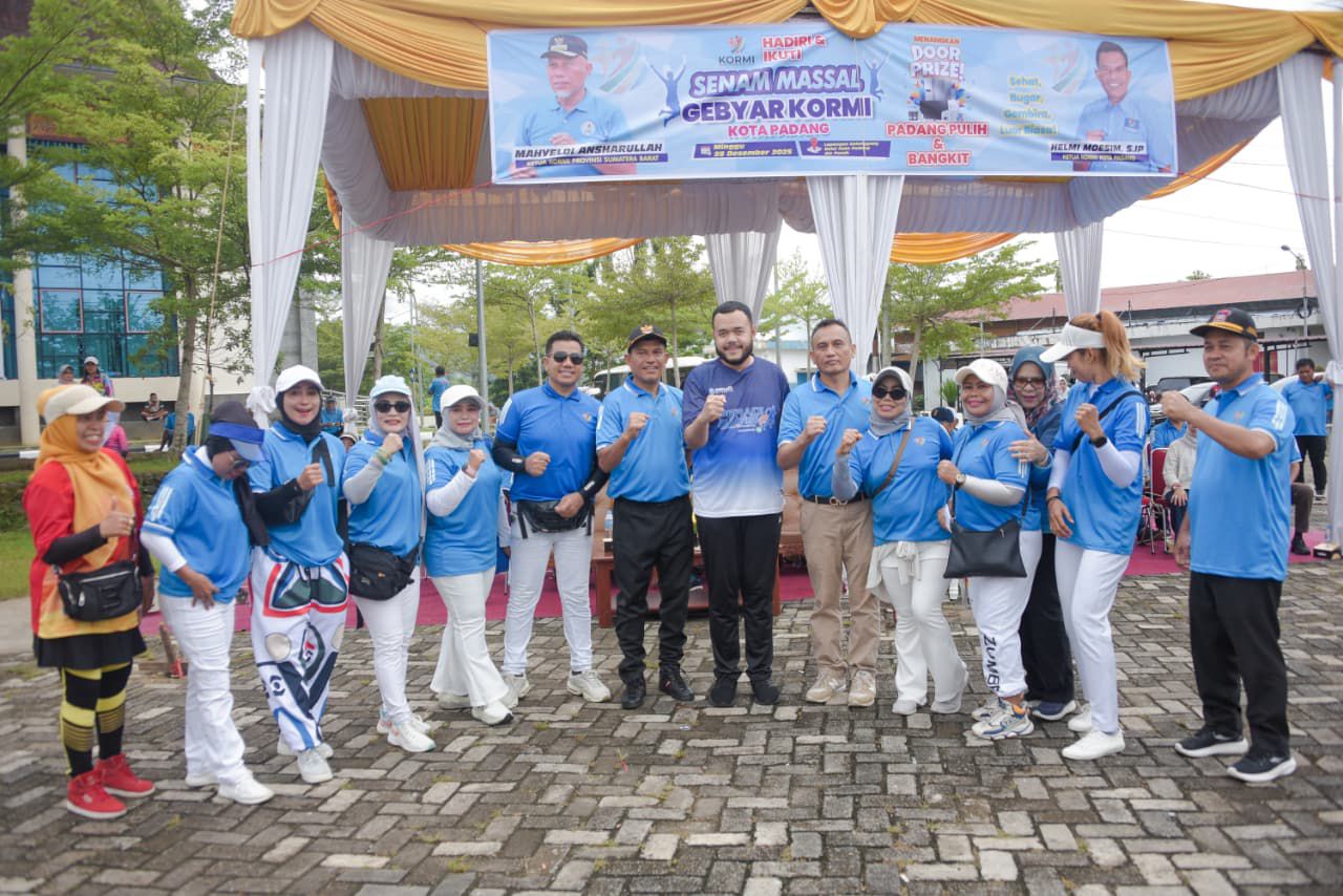 wako-fadly-amran-senam-massal-bersama-kormi-di-lapangan-apeksi