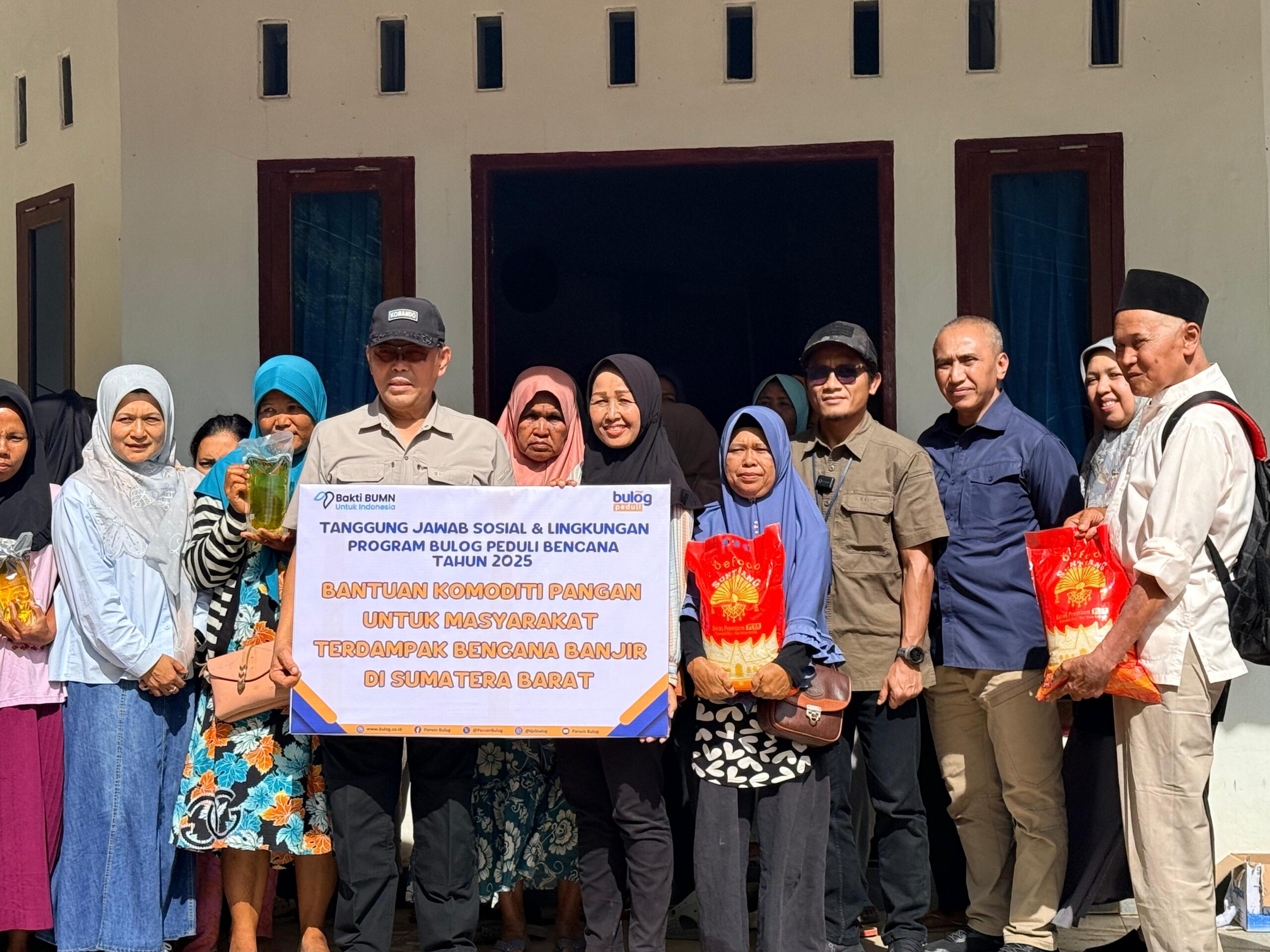 bulog-salurkan-bantuan-pangan,-pastikan-stok-aman-di-sumbar